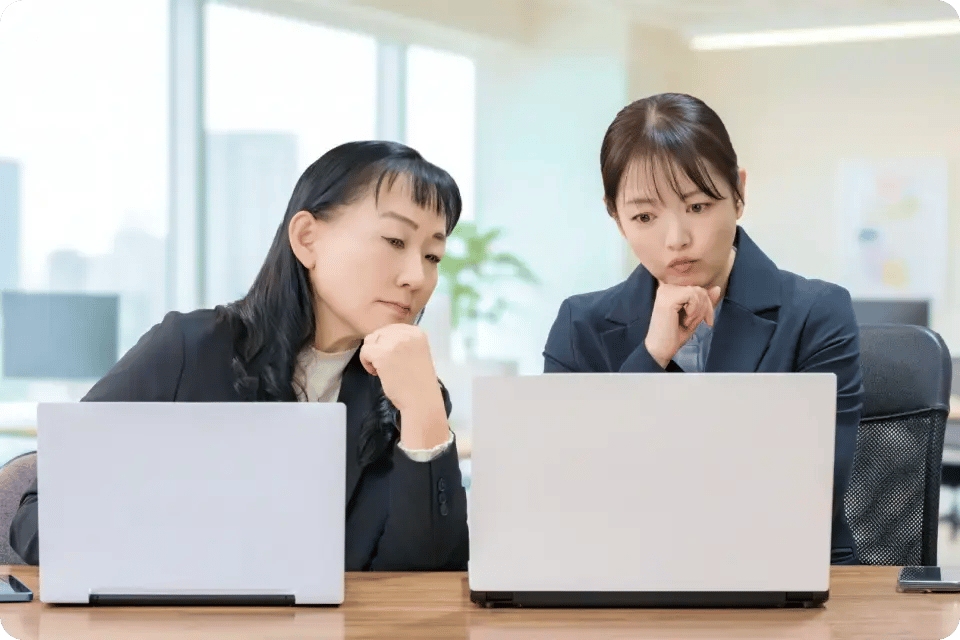 多くの社内問い合わせに対応している社員