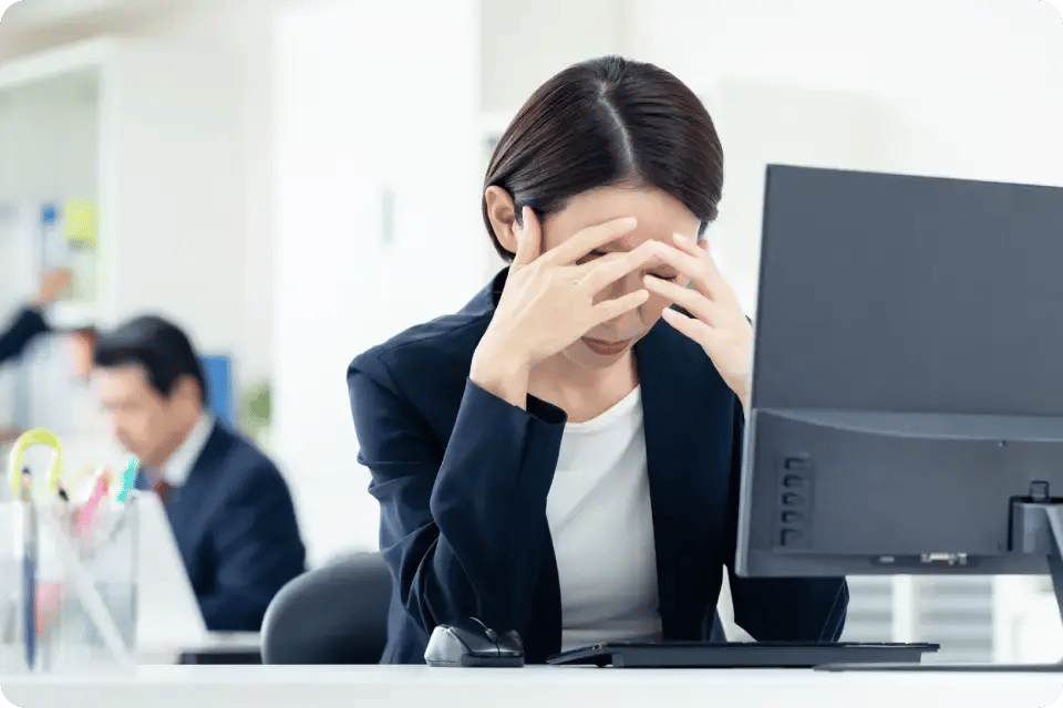 必要な情報が見つからず、問い合わせ対応に苦労する様子 必要な情報が見つからず、問い合わせ対応に苦労する様子