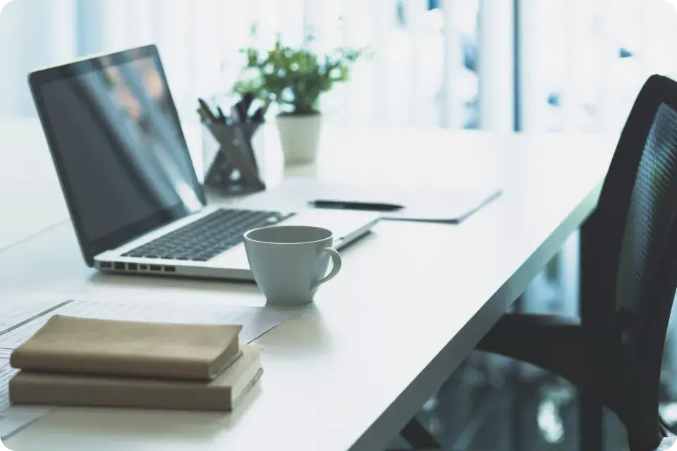 作業デスクとコーヒー