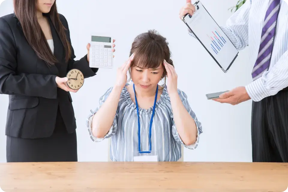 繰り返しの単純作業に追われ集中できない職員 繰り返しの単純作業に追われ集中できない職員